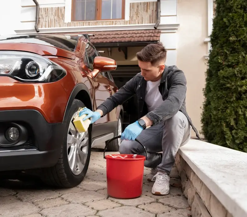 Lavage auto à domicile Pouligny-Notre-Dame : professionnel intervenant sur un véhicule